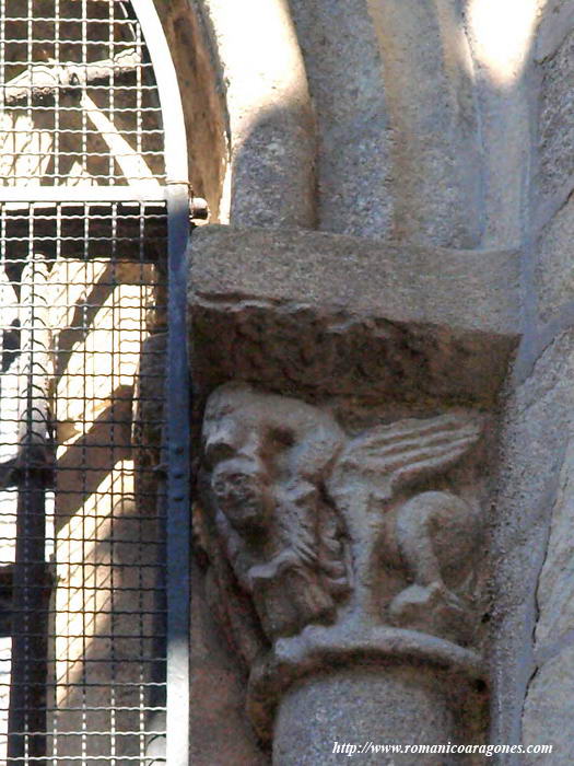 CAPITEL DE LA CABECERA, SOBRE LA PUERTA SANTA